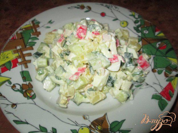 фото рецепта: Салат с крабовыми палочками, картофелем и огурцом