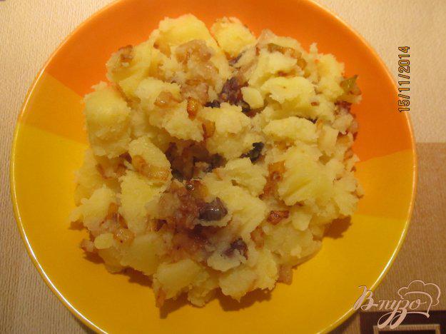 фото рецепта: Вареная картошка кусочками с подчеревком и луком