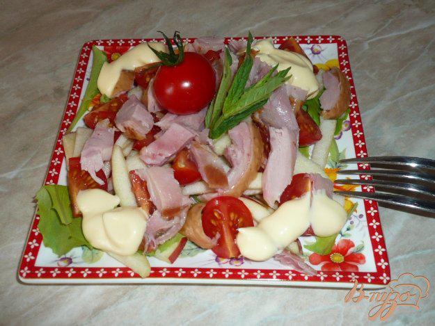 фото рецепта: Салат с копченым куриным мясом и черри
