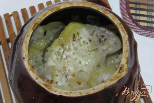 фото рецепта: Ароматная курочка в горшочках с картофелем с итальянскими травами.