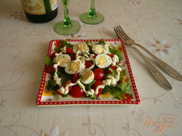 фото рецепта: Салат с перепелиными яйцами и помидорками черри