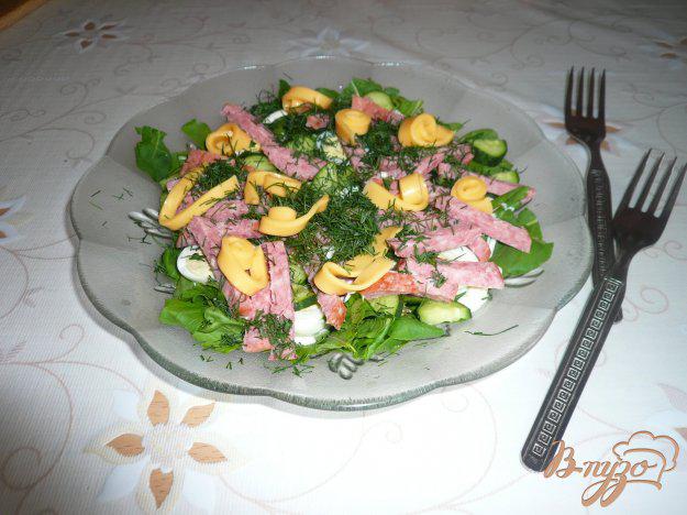 фото рецепта: Сытный салат с копченой колбаской