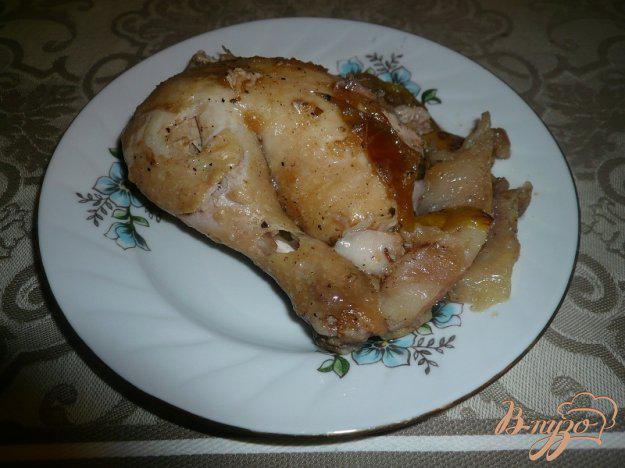 фото рецепта: Курица с яблоками, запеченная в мультиварке