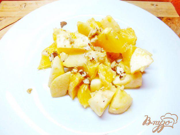 фото рецепта: Салат апельсиново-яблочный под медово-горчичным соусом