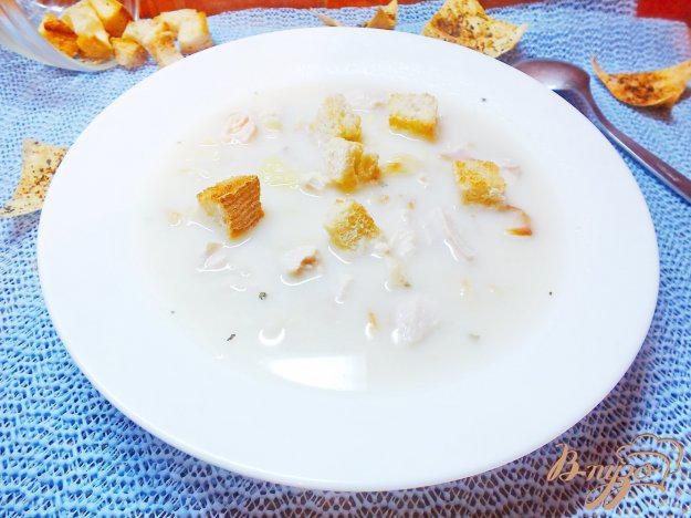 фото рецепта: Суп куриный с плавленым сыром и жаренными макаронами