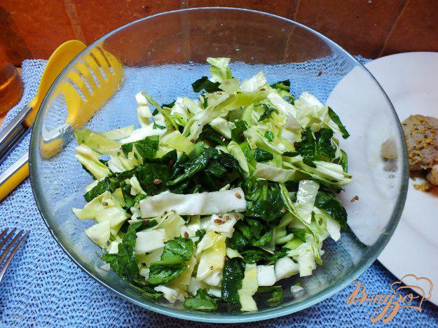 фото рецепта: Салат из листовых овощей с розмарином и семенами льна