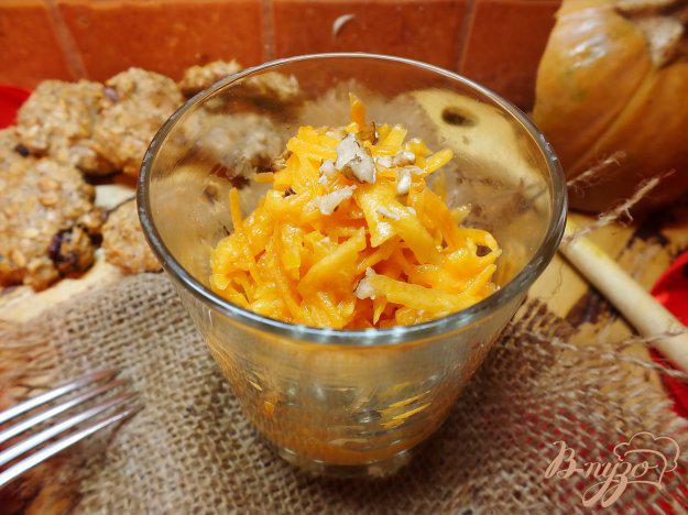 фото рецепта: Салат из тыквы с апельсиново - горчичной заправкой и орехами