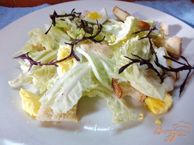 фото рецепта: Салат из яиц с гренками и руколой