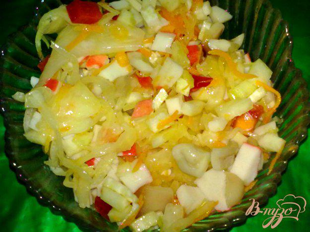 фото рецепта: Салат с кальмаром и крабовыми палочками