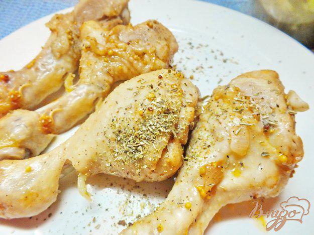 фото рецепта: Курица в маринаде из кетчупа и зерновой горчицы с луком
