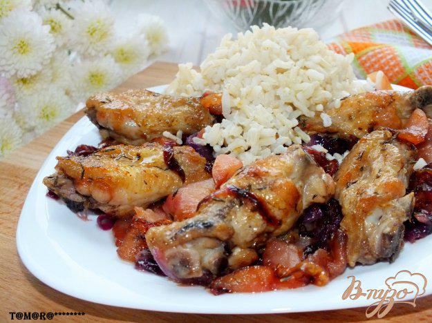 фото рецепта: Куриные крылья с карамелизированными яблоками и луком