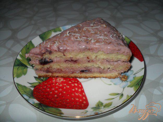 фото рецепта: Бисквитный торт со сметанным кремом с вареньем