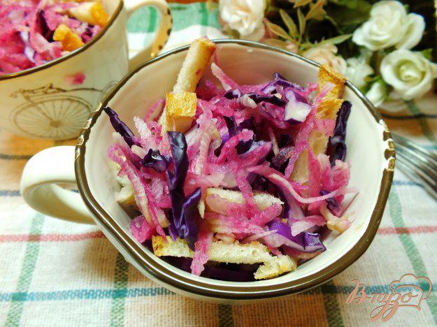 фото рецепта: Салат из розового дайкона с гренками и лимонным соком