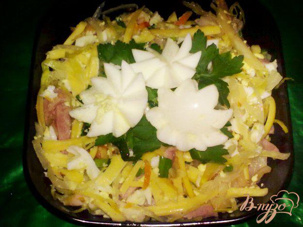 фото рецепта: Салат из квашеной капусты с яйцом и грудинкой