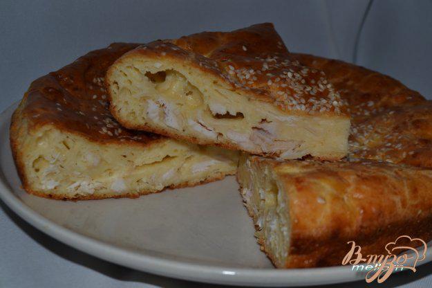 фото рецепта: Пирог с сыром, куриным филе и кунжутом