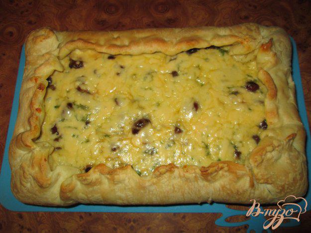 фото рецепта: Пирог с опятами и сыром