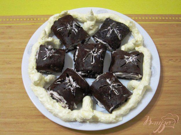 фото рецепта: Шоколадные блины с кремом «Черные розы»