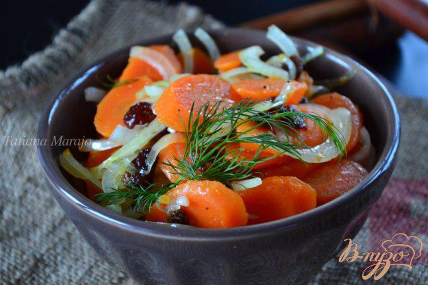 фото рецепта: Салат из моркови с изюмом