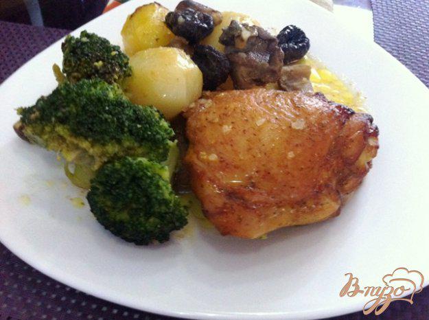 фото рецепта: Куриные бедрышки запеченые с картофелем, белыми грибами и брокколи