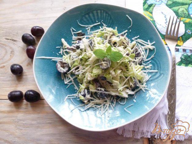 фото рецепта: Салат с виноградом,сыром и чесноком