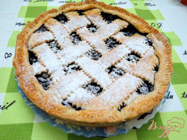 фото рецепта: Песочный пирог с вишнями и черникой