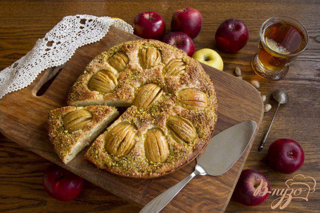 фото рецепта: Ароматный яблочный пирог с пряностями и фисташками