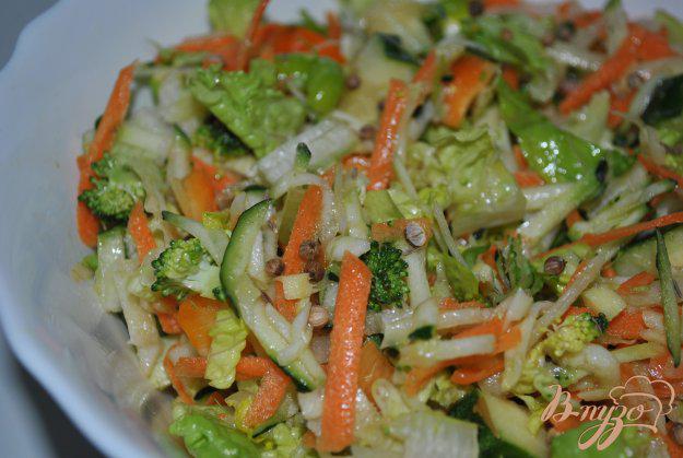 фото рецепта: Свежий салат с кориандром и имбирем