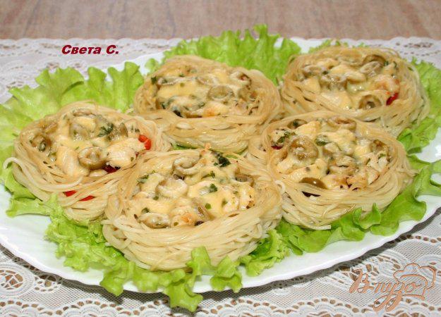 фото рецепта: «Гнёздышки» из спагетти с курицей,помидорами и оливками