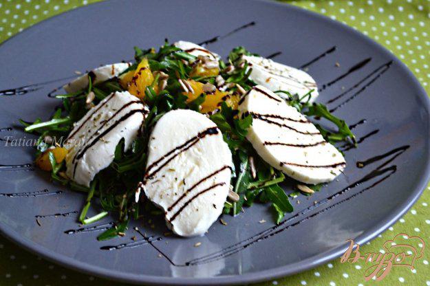 фото рецепта: Салат из рукколы с апельсином и моцареллой