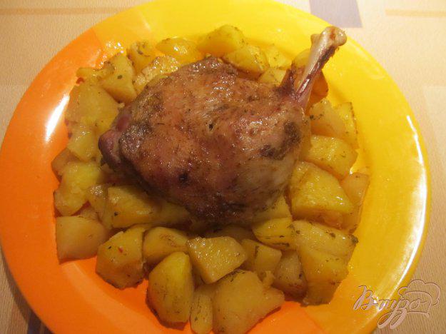 фото рецепта: Утка запеченная с картофелем в рукаве