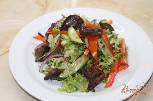 фото рецепта: Салат из свежих овощей и куриной печени