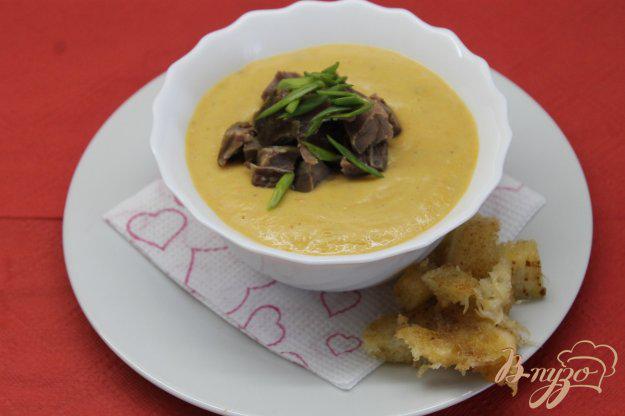 фото рецепта: Суп пюре с гороха с окорочком и сырными гренками