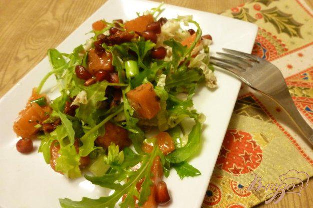 фото рецепта: Салат из тыквы и вяленых томатов с зеленью