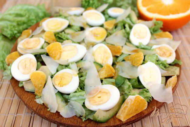 фото рецепта: Салат с авокадо и перепелиными яйцами