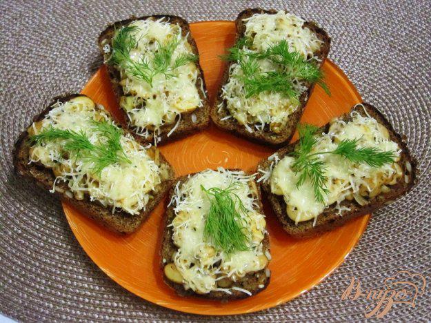 фото рецепта: Фитнес-бутерброды с грибами в духовке