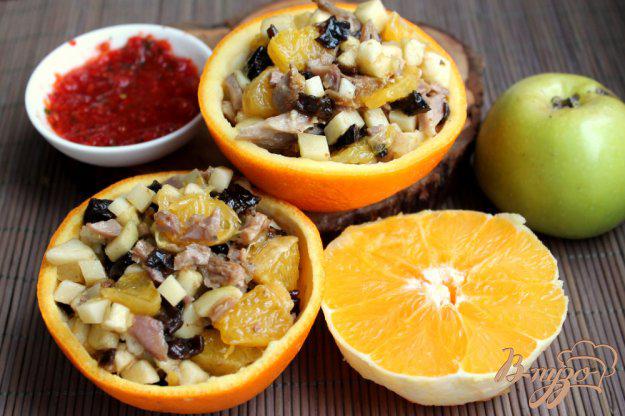 фото рецепта: Салат с мясом, фруктами и черносливом