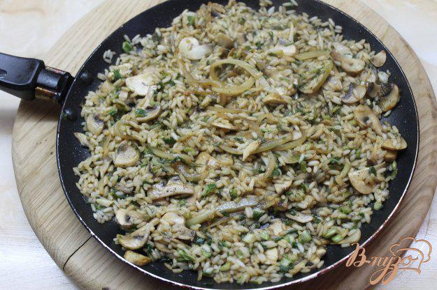 фото рецепта: Рис с соевым соусом грибами и зеленым луком