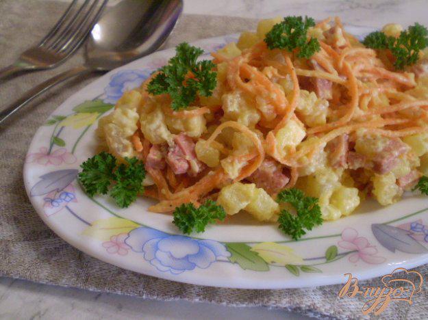 фото рецепта: Салат с копченной колбасой и морковью по-корейски