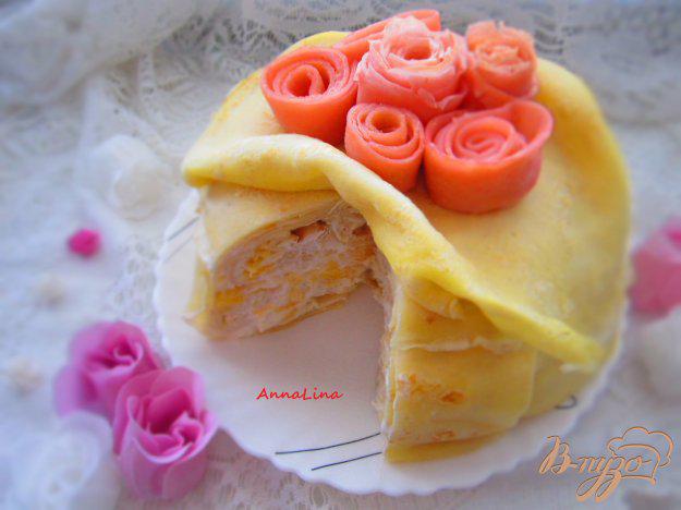 фото рецепта: Блинный торт с манго и сметанным кремом