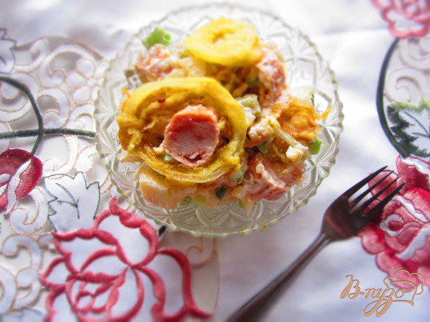 фото рецепта: Салат с копчеными сосисками и луком в кляре