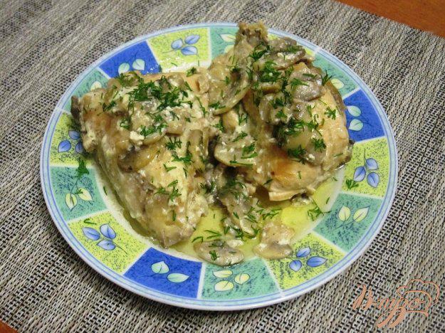 фото рецепта: Тушенная курица со сметаной и грибами