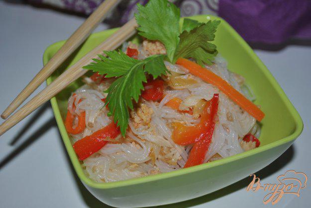 фото рецепта: Рисовая вермишель с курицей и овощами