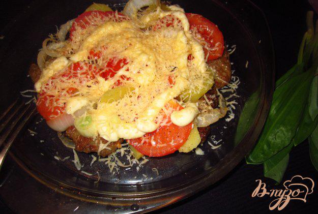 фото рецепта: Печеночные блины с помидорами под сыром