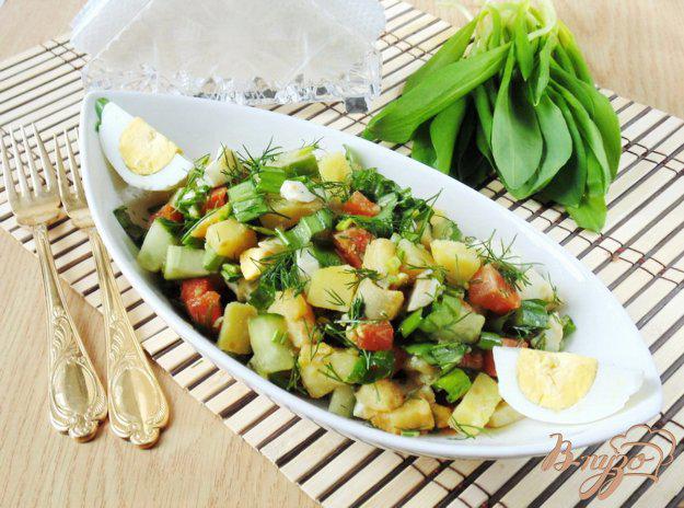 фото рецепта: Салат с черемшой, яйцом и картофелем