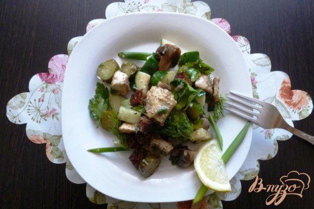 фото рецепта: Салат из двух видов огурцов и запеченной щуки