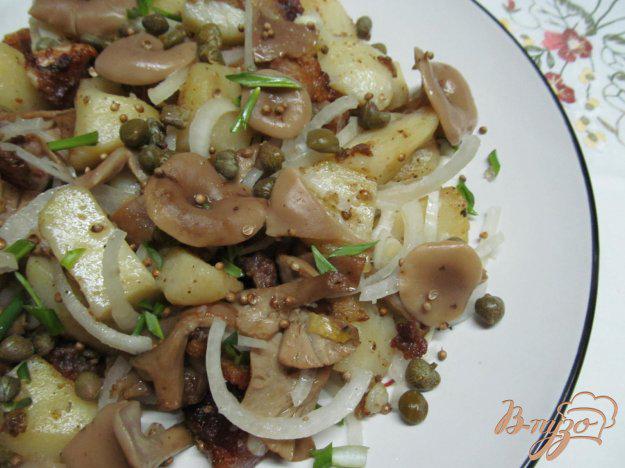 фото рецепта: Теплый салат из картофеля грибов и каперсов
