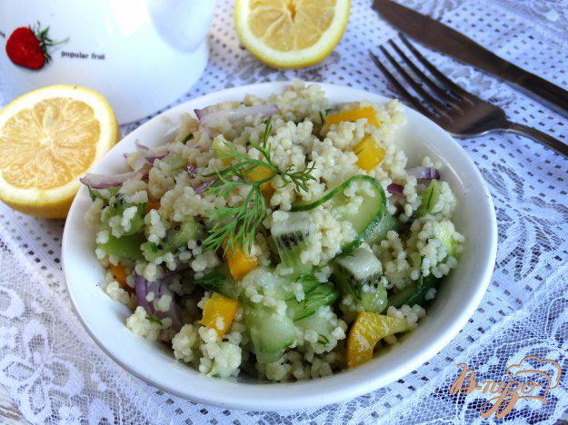 фото рецепта: Салат с кускусом, киви и овощами