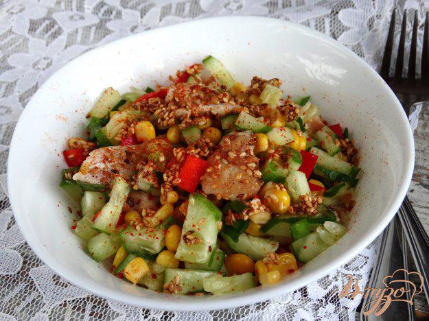 фото рецепта: Салат с кунжутной курицей и овощами