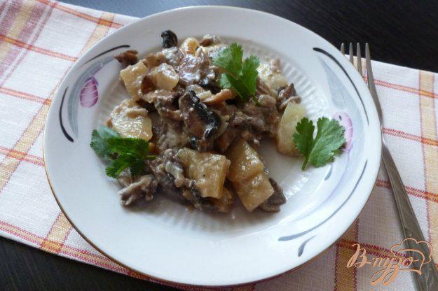 фото рецепта: Молодой картофель с грибами,тушенный в молоке