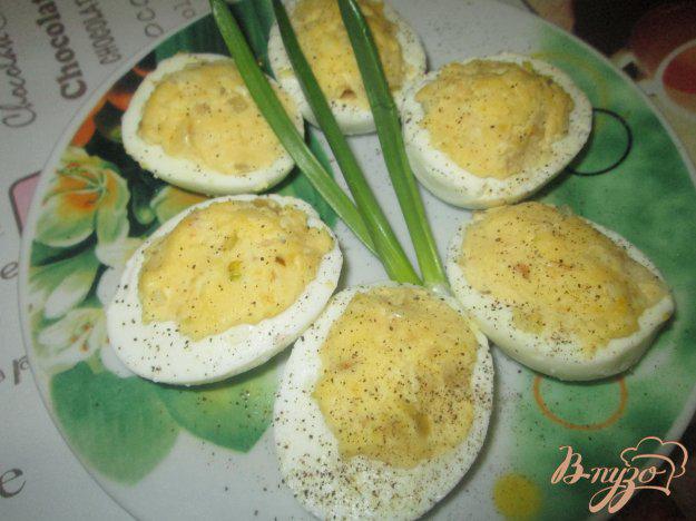 фото рецепта: Фаршированные яйца с плавленым сыром и чесноком
